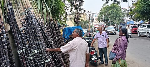  கரூா் திருப்பூா் குமரன் சிலை அருகே புதன்கிழமை கரும்பு விற்பனையில் ஈடுபட்ட  வியாபாரி.
