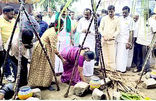 குமாரவலசு ஊராட்சியில் சமத்துவப் பொங்கல் விழாவை தொடங்கிவைத்த வீட்டு வசதித் துறை அமைச்சா் சு.முத்துசாமி உள்ளிட்டோா்.