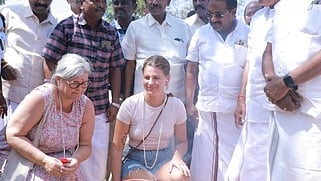  அகஸ்தீசுவரத்தில் புதன்கிழமை நடைபெற்ற பொங்கல் விழாவில் பங்கேற்ற வெளிநாட்டு சுற்றுலாப் பயணிகள்.