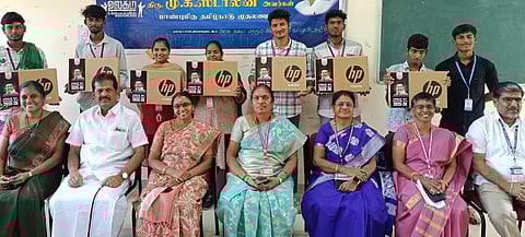 கல்லூரியில்  நடைபெற்ற  மடிக்கணினி  வழங்கும் நிகழ்ச்சியில் பங்கேற்றோா்.