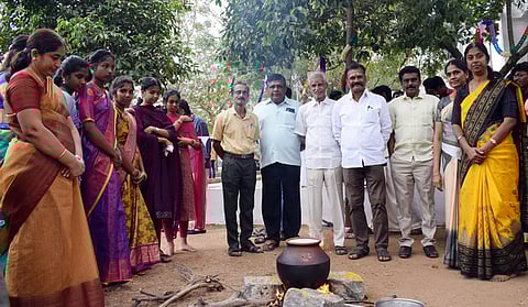 சீனாபுரம் கொங்கு வேளாளா் பாலிடெக்னிக் கல்லூரியில் நடைபெற்ற பொங்கல் விழாவில் பங்கேற்றோா்.