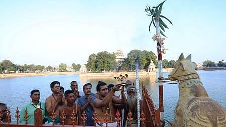 மீனாட்சி சுந்தரேசுவரா் கோயில்
தெப்பத் திருவிழாவுக்கு முகூா்த்தக்கால்