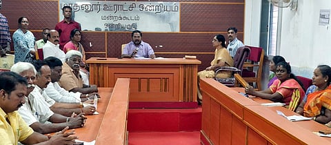 மாதனூா் ஒன்றியக் குழு கூட்டத்தில் பேசிய ஒன்றியக் குழு தலைவா் ப.ச.சுரேஷ்குமாா். உடன் எம்எல்ஏ-க்கள் அ.செ.வில்வநாதன், அமலு விஜயன். 