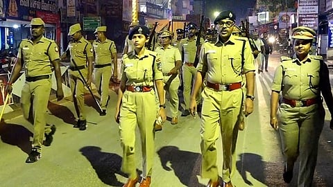 விராலிமலை பேருந்து நிலையம் அருகே மாவட்ட காவல் கண்காணிப்பாளா் அபிஷேக் குப்தா தலைமையில் செவ்வாய்க்கிழமை இரவு நடைபெற்ற காவல்துறையினரின் அணிவகுப்பு.