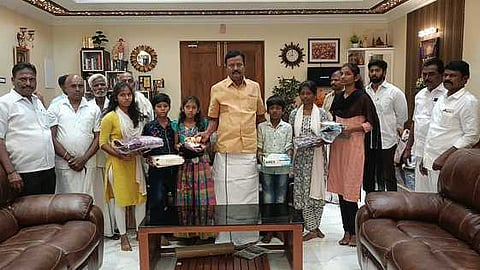  வந்தவாசியை அடுத்த எரமலூரில் ஆதரவற்ற மாணவா்களுக்கு புத்தாடைகளை வழங்கிய ஆரணி எம்பி எம்.எஸ்.தரணிவேந்தன். 