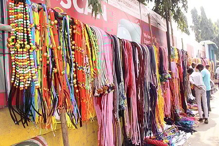 பொங்கலை முன்னிட்டு விற்பனையாக வைக்கப்பட்டிருந்த பொருள்கள்.  