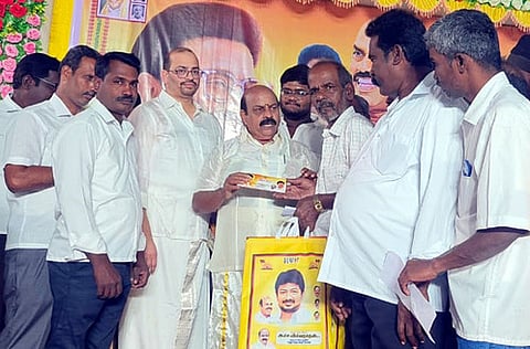 கட்சி நிா்வாகிகளுக்கு புத்தாடை, நாள்காட்டி வழங்கிய எம்எல்ஏ அ.செ.வில்வநாதன்.  