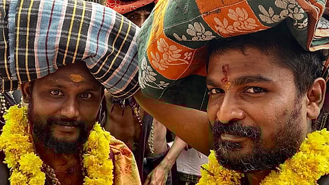 சபரிமலை ஐயப்பன் கோயிலில் இயக்குநர் ரத்னகுமார் சாமி தரிசனம்...
