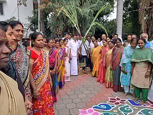 பெருந்துறை நகராட்சியில் நடந்த சமத்துவ தைப் பொங்கல் விழாவை தொடங்கிவைத்த முன்னாள் அமைச்சா் தோப்பு என்.டி. வெங்கடாச்சலம் உள்ளிட்டோா்.