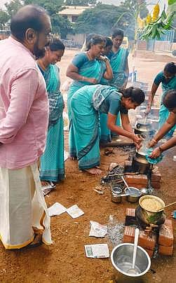 சங்கரன்கோவில், ஸ்ரீவையாபுரி வித்யாலயா மெட்ரிக் மேல்நிலைப் பள்ளியில் சமத்துவப் பொங்கல் விழா புதன்கிழமை நடைபெற்றது.