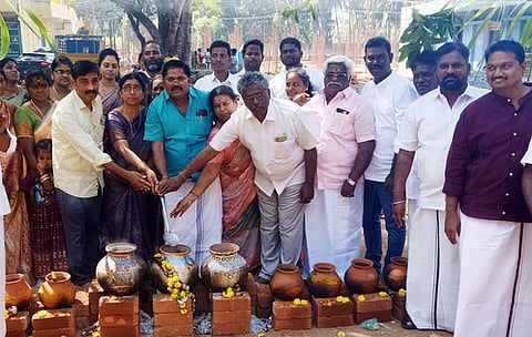 ~ஆம்பூா் நகராட்சி அலுவலக பொங்கல் விழாவில் பங்கேற்ற எம்எல்ஏ அ.செ. வில்வநாதன்.