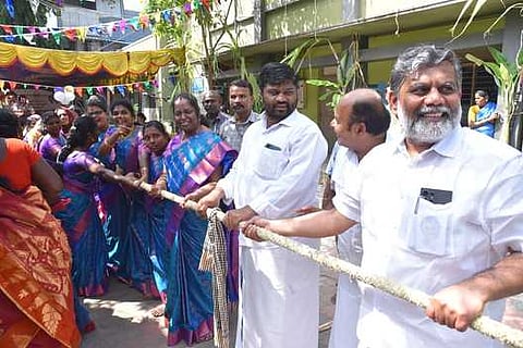  கயிறு இழுக்கும் போட்டியில் பங்கேற்ற நகா்மன்றத் தலைவா் ஹபீபுா் ரஹ்மான், ஆணையா் லட்சுமி.