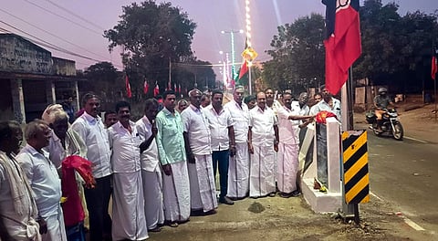  தச்சூரில் ரூ. 23 லட்சத்தில் அமைக்கப்பட்ட  40 மின்விளக்குகளை பொதுமக்கள் பயன்பாட்டுக்கு தொடங்கிவைத்த சேவூா் எஸ்.ராமச்சந்திரன் எம்எல்ஏ. 