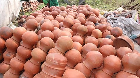 மேல்நல்லாத்தூரில் விற்பனைக்காக வைக்கப்பட்டுள்ள பானைகள். 