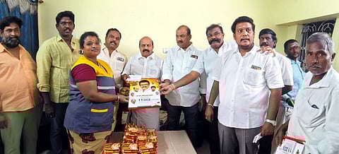 தூய்மைப் பணியாளருக்கு பொங்கல் பரிசு வழங்கிய எம்எல்ஏ அ.செ. வில்வநாதன். 