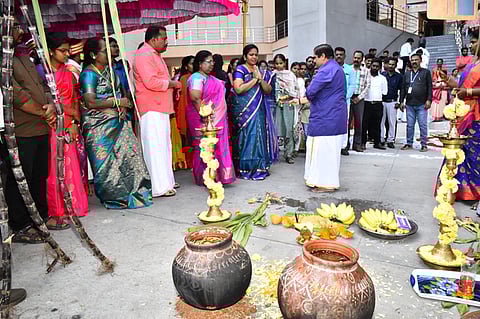 திருப்பத்தூா் ஆட்சியா் அலுவலக வளாகத்தில் பொங்கல் விழாவில் பங்கேற்ற ஆட்சியா் க. சிவசௌந்திரவல்லி உள்ளிட்டோா். 