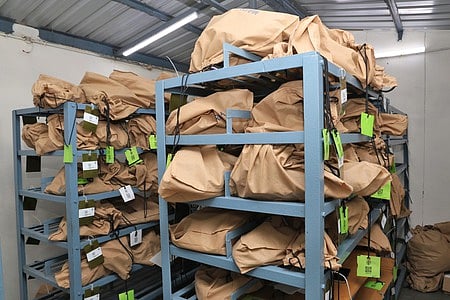 திருமலையில் ஏற்படுத்தப்பட்டுள்ள க்யூ ஆா் குறியீடுடன் காலணி பாதுகாக்கும் இடம்.  