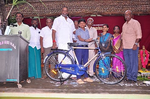 செங்கோட்டை அரசுப் பள்ளியில்
மாணவா்களுக்கு இலவச சைக்கிள்