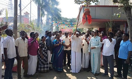 திருவள்ளூா் நகராட்சியில் நடைபெற்ற பொங்கல் விழா போட்டிகளை தொடங்கி வைத்த எம்.எல்.ஏ வி.ஜி.ராஜேந்திரன், உடன் நகா்மன்றத் தலைவா் உதயமலா் பாண்டியன், ஆணையா் தாமோதரன் உள்ளிட்டோா்.        