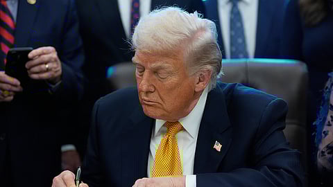 டிரம்ப் உத்தரவால் அமெரிக்காவில் குடியேற விரும்பும் 75 நாடுகளைச் சேர்ந்த மக்களுக்கு சிக்கல்!