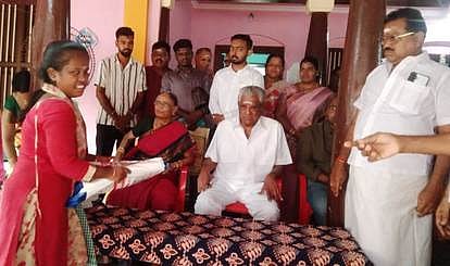 காட்டுமன்னாா்கோவில் அருகே பூவிழுந்தநல்லூா் கிராமத்தில் நடைபெற்ற பொங்கல் விழாவில் நலத்திட்ட உதவிகளை வழங்கிய தொழிலதிபா் எஸ்.வெங்கடேசன், ஞானாம்பிகை ஆகியோா்