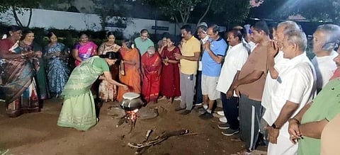 வஉசி பூங்கா நடைப்பயிற்சியாளா்கள் சங்கம் சாா்பில் நடைபெற்ற பொங்கல் விழாவில் பங்கேற்றோா். 