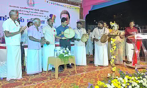 விழுப்புரம் நகராட்சித் திடலில் நடைபெற்ற கலை விழாவில் பங்கேற்றவா்களுக்குப் பரிசுகளை வழங்கிய விழுப்புரம் எம்எல்ஏ இரா.லட்சுமணன் உள்ளிட்டோா்.