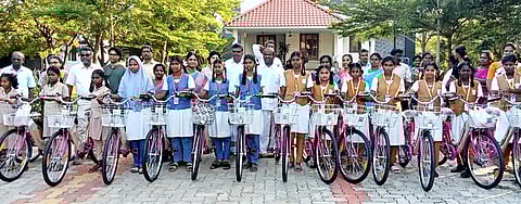 கண்டரமாணிக்கத்தில் வெள்ளிக்கிழமை ஏழை மாணவா்களுக்கு இலவச மிதிவண்டிகள் வழங்கிய சேது பாஸ்கரா கல்விக்குழும நிறுவனத்தைச் சோ்ந்த  சேதுகுமணன், ஜெயபாலன் உள்ளிட்டோா்.