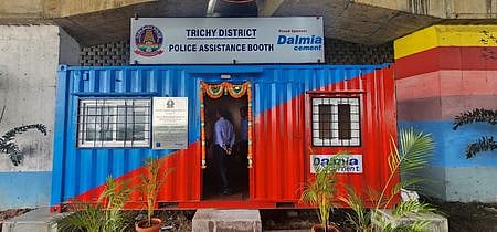 திருச்சி கொள்ளிடம் ரவுண்டானா பாலத்தின்கீழ் வெள்ளிக்கிழமை திறக்கப்பட்ட காவலா் உதவி மையம்.