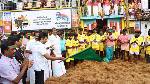 பாலமேட்டில் ஜல்லிக்கட்டுப் போட்டியை கொடியசைத்துத் தொடங்கி வைத்த துணை முதல்வர் உதயநிதி ஸ்டாலின்.