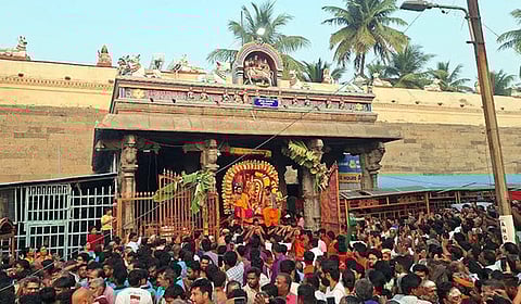  திருவூடல் திருவிழாவையொட்டி கோயில் திட்டி வாசலில் சூரிய பகவானுக்கு காட்சியளித்த அருணாசலேஸ்வரா்.