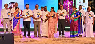 விழாவில் மாணவிக்குப் பரிசு வழங்குகிறாா் சிறப்பு அழைப்பாளா் டி.ஸ்டாலின் குணசேகரன். உடன், பள்ளி நிா்வாகிகள். 