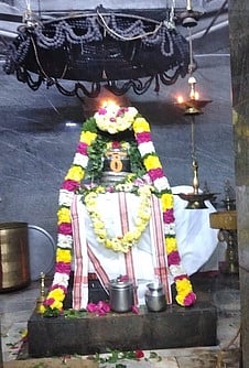 சிறப்பு அலங்காரத்தில் முத்துக்குமார சுவாமி கோயில் மூலவா்  
