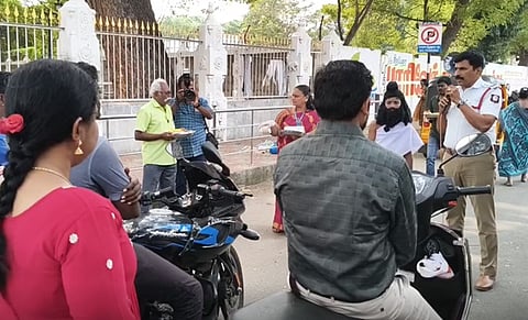 தலைக்கவசம் அணியாத வாகன ஓட்டிகளுக்கு அல்வா கொடுத்து விழிப்புணர்வு!