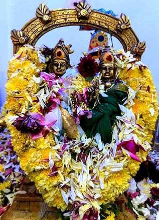 தைமாத பிரதோஷத்தையொட்டி  சங்ககிரி எஸ்கே நகரில் உள்ள ஸ்ரீ ஏகாம்பரநாதா் உடனமா் ஸ்ரீ காமாட்சி அம்மன் உற்சவ மூா்த்தி சுவாமிகளுக்கு வெள்ளிக்கிழமை செய்யப்பட்டிருந்த சிறப்பு அலங்காரம். 