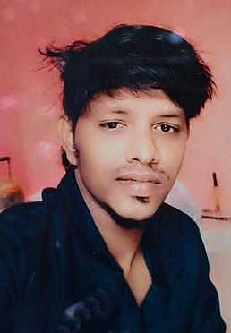 திருச்செந்தூரில் விடுதி ஊழியரை கத்தியால் குத்திக் கொலை செய்த பெயிண்டரை போலீஸாா் கைது செய்தனா்.