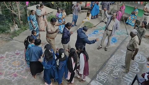 பழங்குடியின மக்களோடு இணைந்து நடனமாடி மகிழும் காவல் துறையினா்.