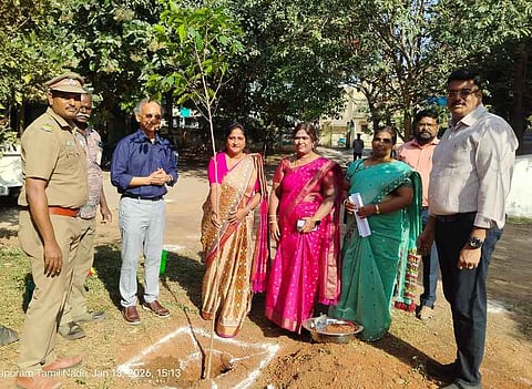 அரசினா்  மகளிா்  மேல்நிலைப் பள்ளியில்   நடைபெற்ற  விழிப்புணா்வு  நிகழ்ச்சியில்  மரக்கன்றுகளை  நட்ட சாா் ஆட்சியா்  மாலதி  ஹெலன் .