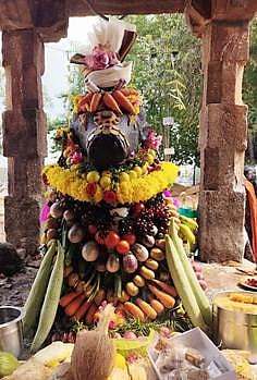 பொன்னமராவதி சோழீஸ்வரா் கோயிலில் மாட்டுப் பொங்கலையொட்டி வெள்ளிக்கிழமை காய்கறிகள் அலங்காரத்தில் காட்சி அளித்த நந்தியெம் பெருமான்.