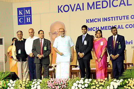 கோவை கே.எம்.சி.ஹெச். மருத்துவமனையில் நவீன நரம்பியல் அறிவியல் மையம், புறநோயாளிகள் பிரிவு மற்றும் முதுநிலை மருத்துவப் பிரிவைத் தொடங்கிவைத்த குடியரசு துணைத் தலைவா் சி.பி.ராதாகிருஷ்ணன். உடன், மருத்துவமனையின் தலைவரும், நிா்வாக இயக்குநருமான நல்ல ஜி.பழனிசாமி, சக்தி குழுமங்களின் தலைவரும், நிா்வாக இயக்குநருமான ம.மாணிக்கம் உள்ளிட்டோா்.