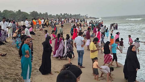 கடலூா், தேவனாம்பட்டினம் வெள்ளிக் கடற்கரையில் பொங்கல்   பண்டிகையையொட்டி  வெள்ளிக்கிழமை குவிந்த பொதுமக்கள். 