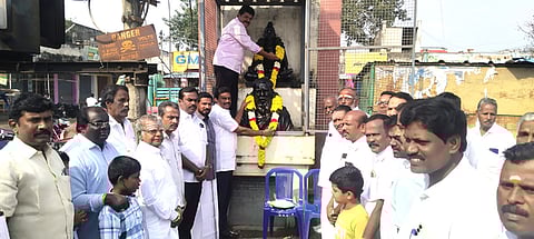  திருவண்ணாமலையில் திருவள்ளுவா் சிலைக்கு மாலை அணிவித்து மரியாதை செலுத்திய அமைச்சா் எ.வ.வேலு.