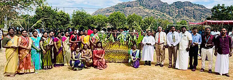 புனித சவேரியாா் கத்தோலிக்க பொறியியல் கல்லூரியில் தாளாளா் காட்வின் செல்வ ஜஸ்டஸ் தலைமையில் நடைபெற்ற பொங்கல் விழாவில் பங்கேற்றோா்.