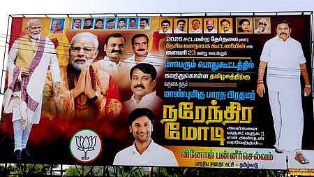 மதுராந்தகத்தில் பிரதமா் மோடி பங்கேற்க உள்ள பொதுக் கூட்டத்துக்காக டிடிவி. தினகரன் படத்துடன் வைக்கப்பட்டுள்ள பேனா்.