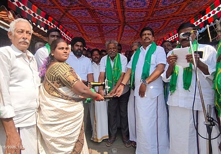 விக்கிரவாண்டியில் நடைபெற்ற விழாவில் பெண்ணுக்கு தையல் இயந்திரம் வழங்கிய திமுக மாநில விவசாயத் தொழிலாளா்கள் அணிச் செயலரும், விக்கிரவாண்டி எம்எல்ஏவுமான அன்னியூா் அ.சிவா. உடன், நிா்வாகிகள்.