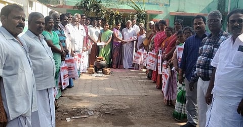 பணியாளா்களுக்கு பொங்கல் தொகுப்பு வழங்கிய ஊராட்சி மன்றத் தலைவா் அஞ்சலி தினகரன்.