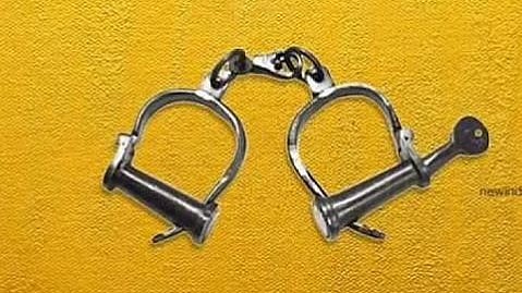 தில்லியில் திருட்டு கைப்பேசி, துப்பாக்கியுடன் சென்னு கும்பலைச் சோ்ந்தவா் கைது