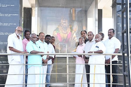 கரூரில் திருவள்ளுவா் சிலைக்கு வெள்ளிக்கிழமை மாலை அணிவித்த தமிழக வாழ்வுரிமைக் கட்சியினா்.