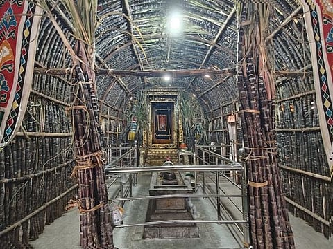 மாட்டுப் பொங்கலையொட்டி, கும்பகோணம் கரும்பாயிரம் விநாயகா் கோயிலில் 5 ஆயிரத்து 8 கரும்புகளால் வெள்ளிக்கிழமை செய்யப்பட்ட அலங்காரம்.