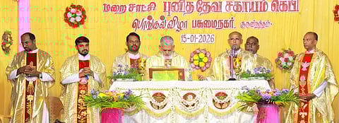 கூட்டு திருப்பலியில் பங்கேற்ற பங்குத்தந்தையா்கள்.